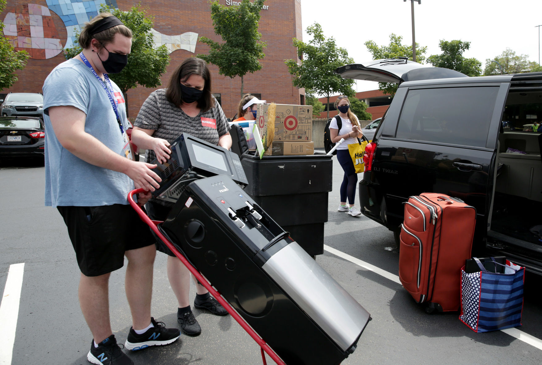 SLU freshmen move in to dorms